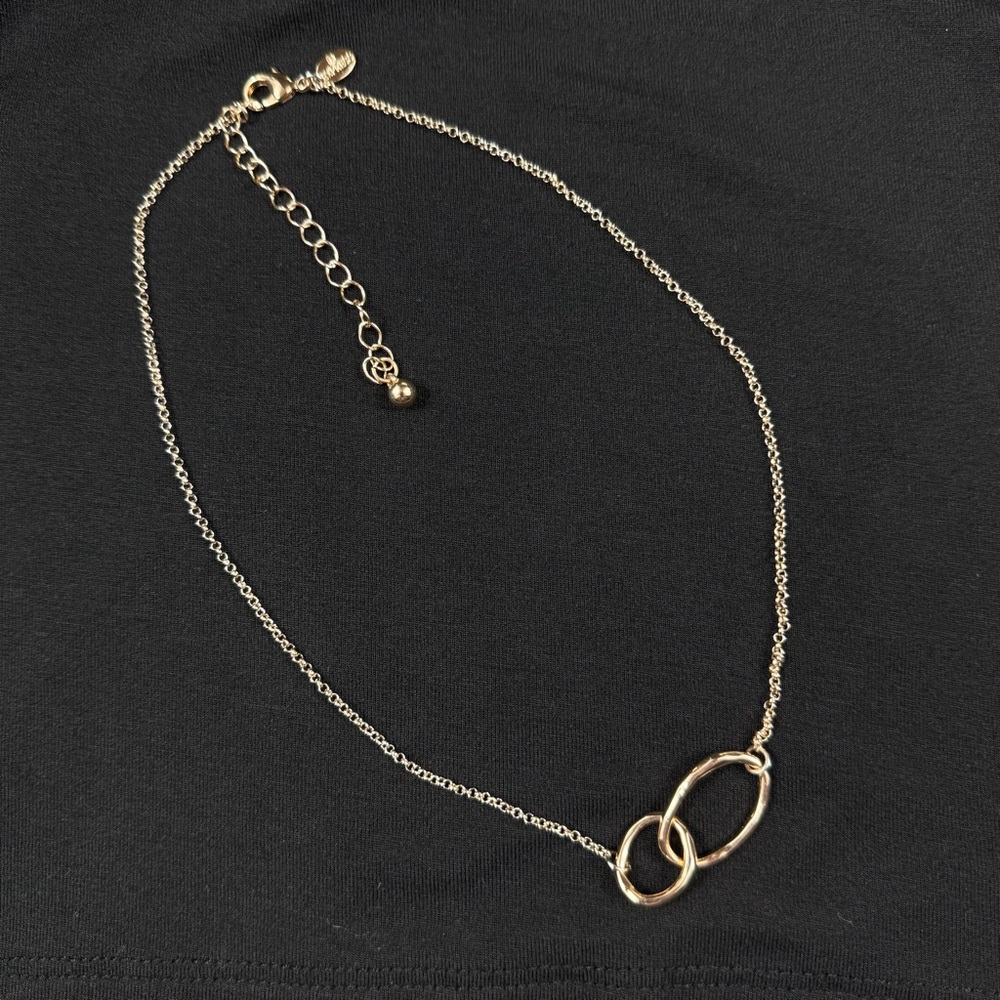 Express Gold Tone Interlocking Loops Necklace. - image 4